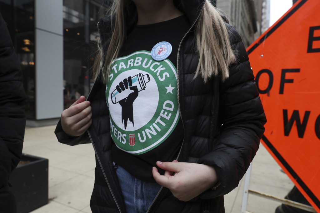 Starbucks worker Kaylie McKinley wears a t-shirt and button promoting unionization, outside a Chicago location on April 7, 2022. (John J. Kim/Chicago Tribune/Tribune News Service via Getty Images)