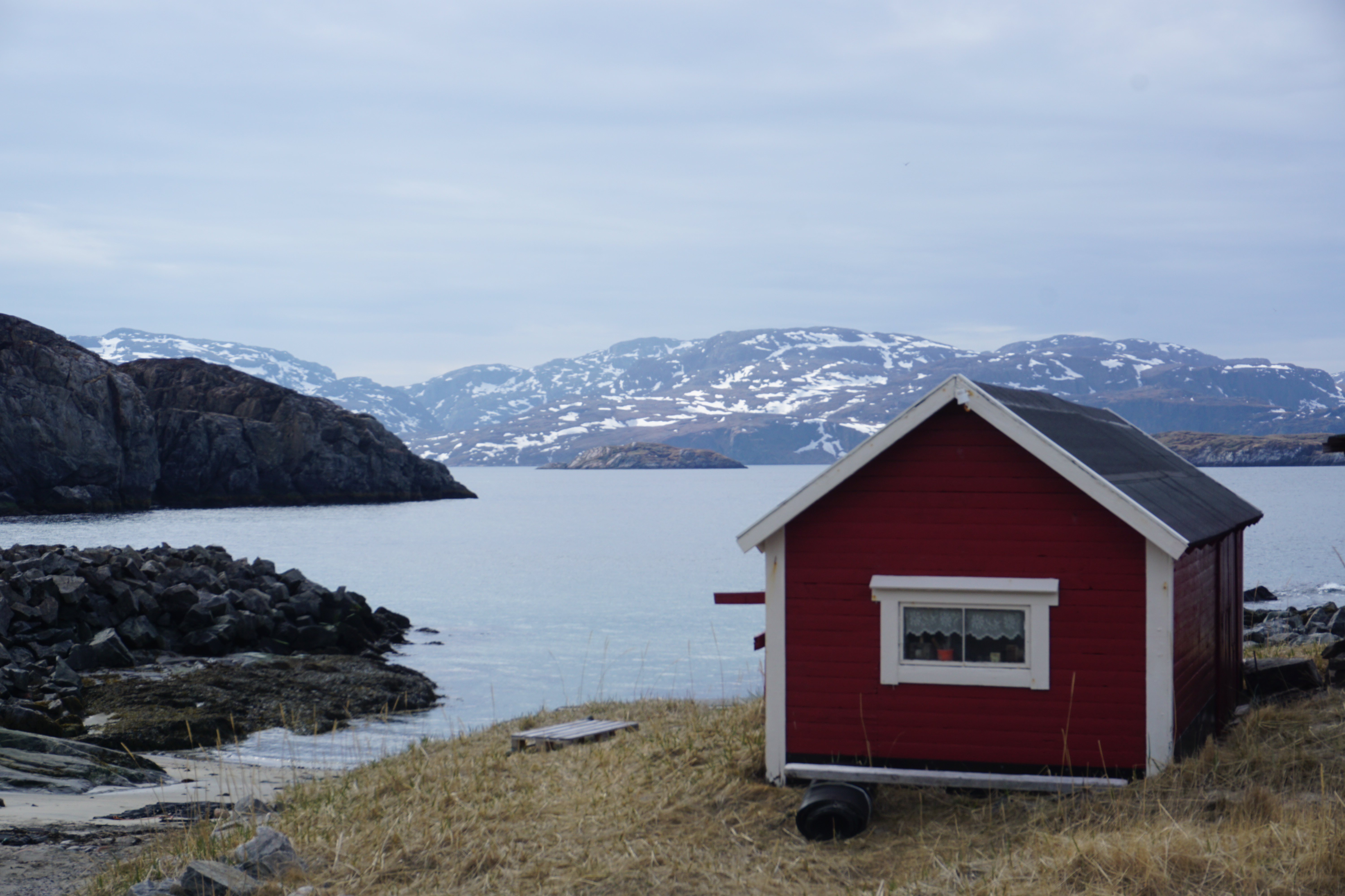 A red hut on the Norwegian side of the border.