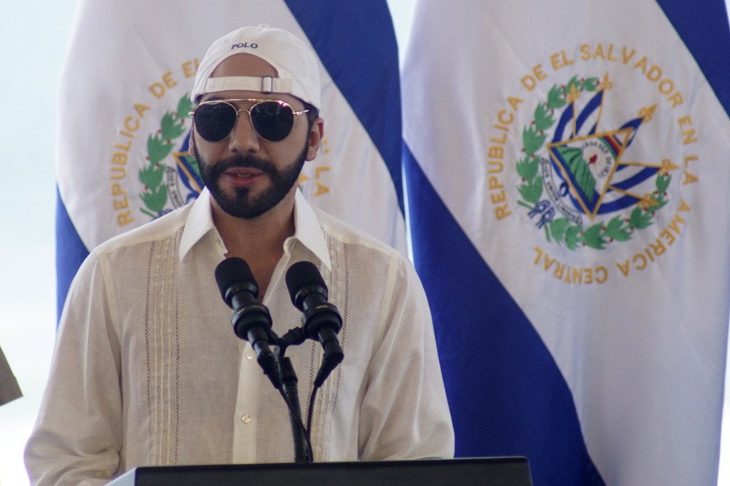 Nilai simpanan Bitcoin El Salvador menyusut hingga separuhnya dari investasi awal Rp1,5 miliar.