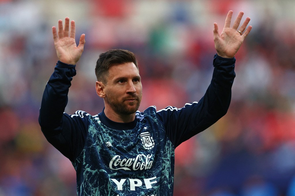 Lionel Messi menyapa suporter menjelang pertandingan sepakbola ‘Finalissima’ Italia vs Argentina di Stadion Wembley pada 1 Juni 2022. Foto: Adrian Dennis / AFP