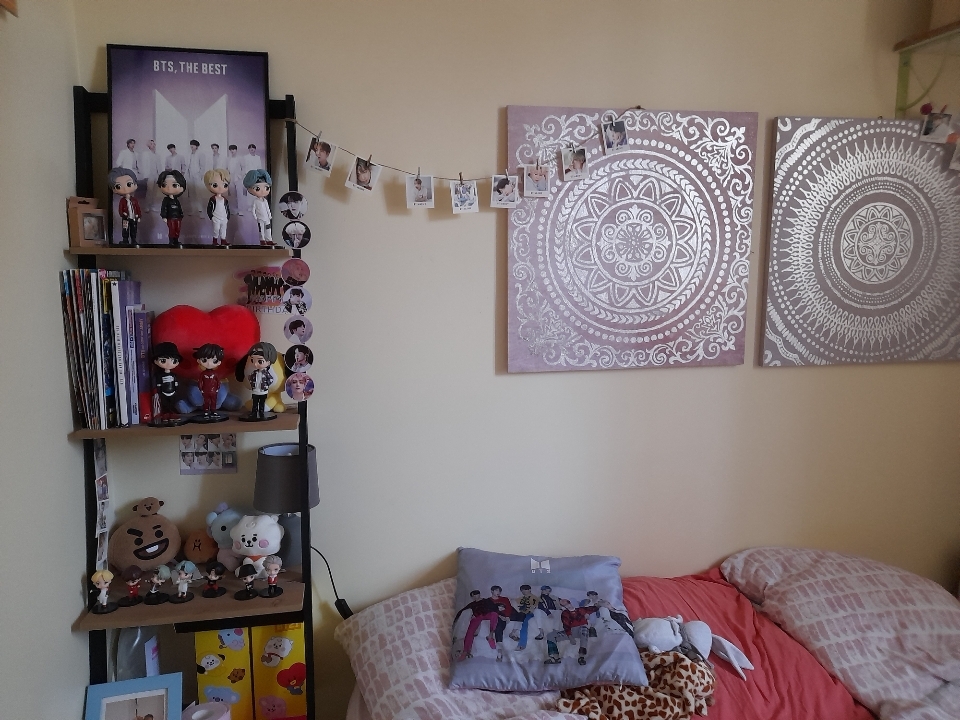 La chambre de Sandrine est pleine de goodies, figurines et albums du groupe BTS.