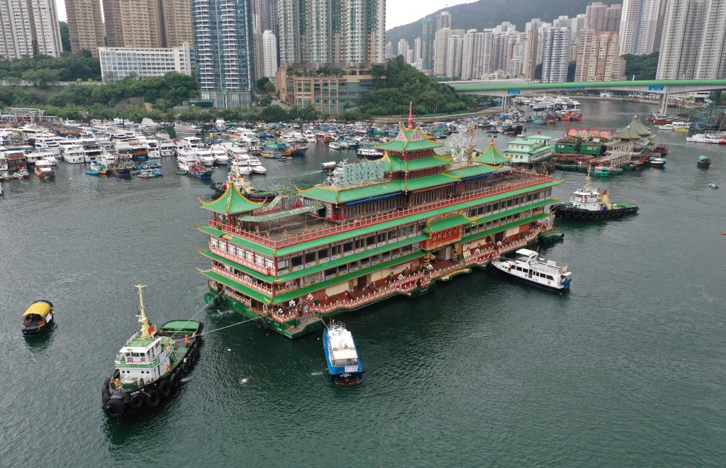 HONG KONG'S JUMBO FLOATING RESTAURANT