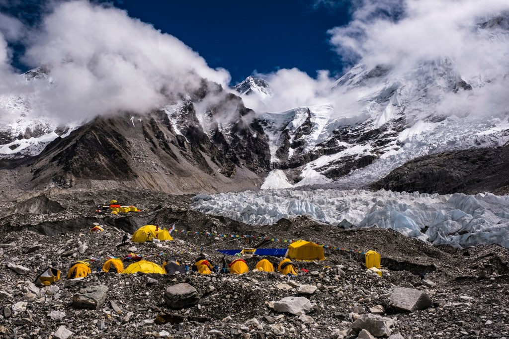 Base camp pendakian Gunung Everest di Nepal. Foto: Frank Bienewald/LightRocket via Getty Images)