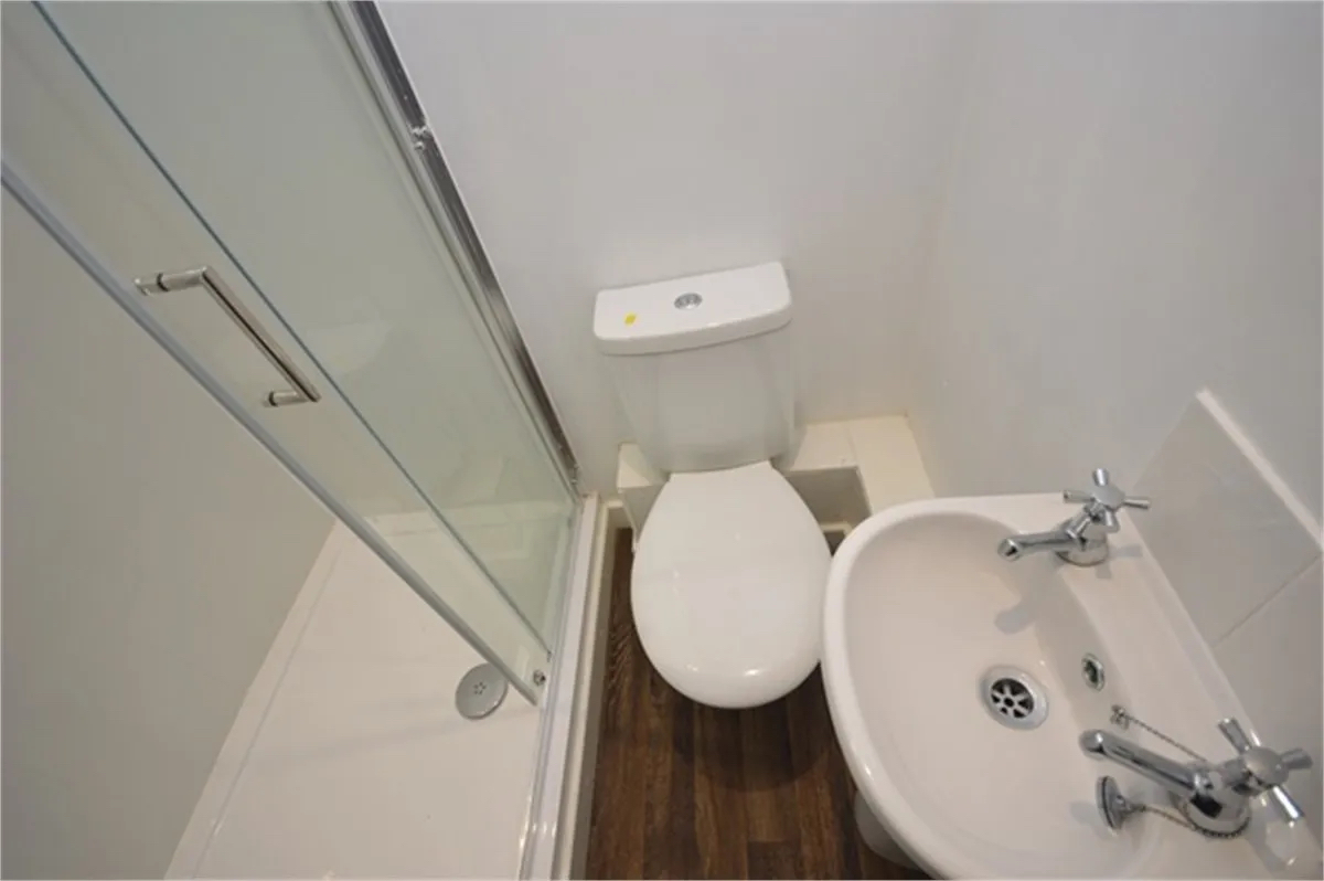 Tiny toilet in one-bed studio to rent in Sunderland