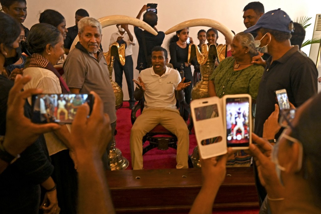 Rakyat Sri Lanka menikmati fasilitas di kediaman resmi Presiden Gotabaya Rajapaksa di Kolombo. Foto ini diambil pada 10 Juli 2022, sehari setelah massa demonstran menyerbu istana. Foto: Arun Sankar / AFP