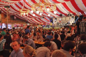 Menschen sitzen in einem Bierzeltauf dem Kilianivolksfest in Würzburg. Das Lied "Layla" darf dort nicht gespielt werden. Lieder zu verbieten ist aber Quatsch.