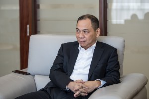 Pham Nhat Vuong, Vingroup chairman, was believed to be banned from travel, a rumor that cost him $450 million in net worth.