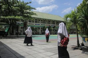 Sejarah pemaksaan Jilbab pada pelajar di sekolah negeri Indonesia permen