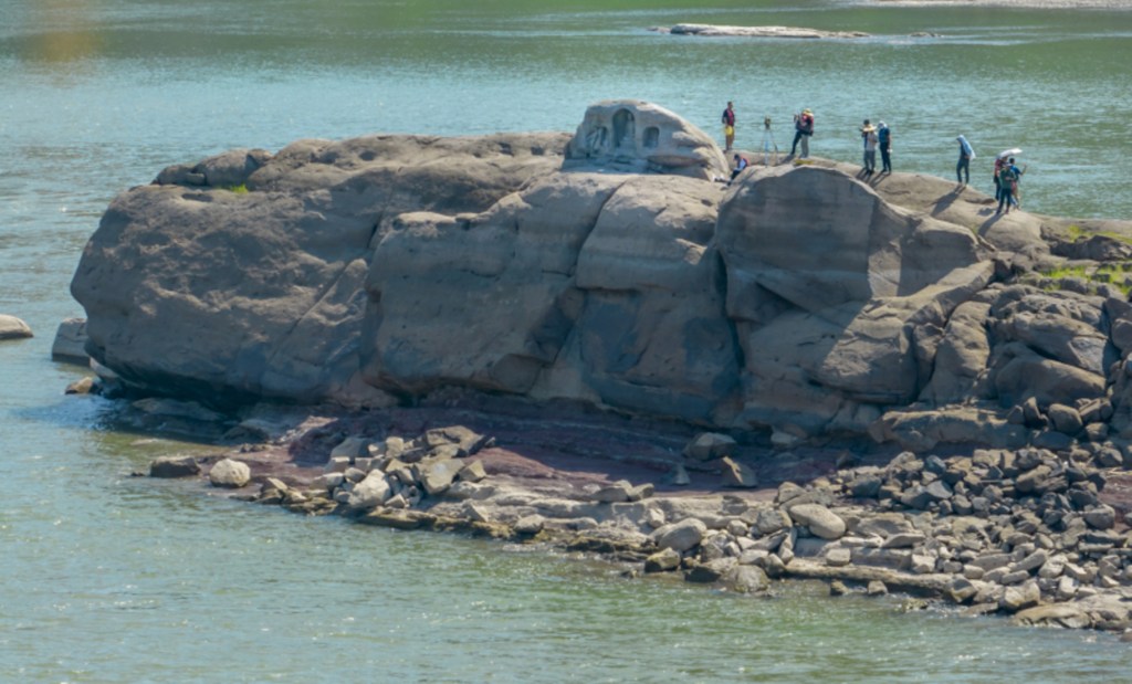 BUDDHIST STATUES EMERGED IN THE YANGTZE RIVER AS WATER LEVEL PLUNGES. PHOTO: CHINA NATIONAL RADIO​