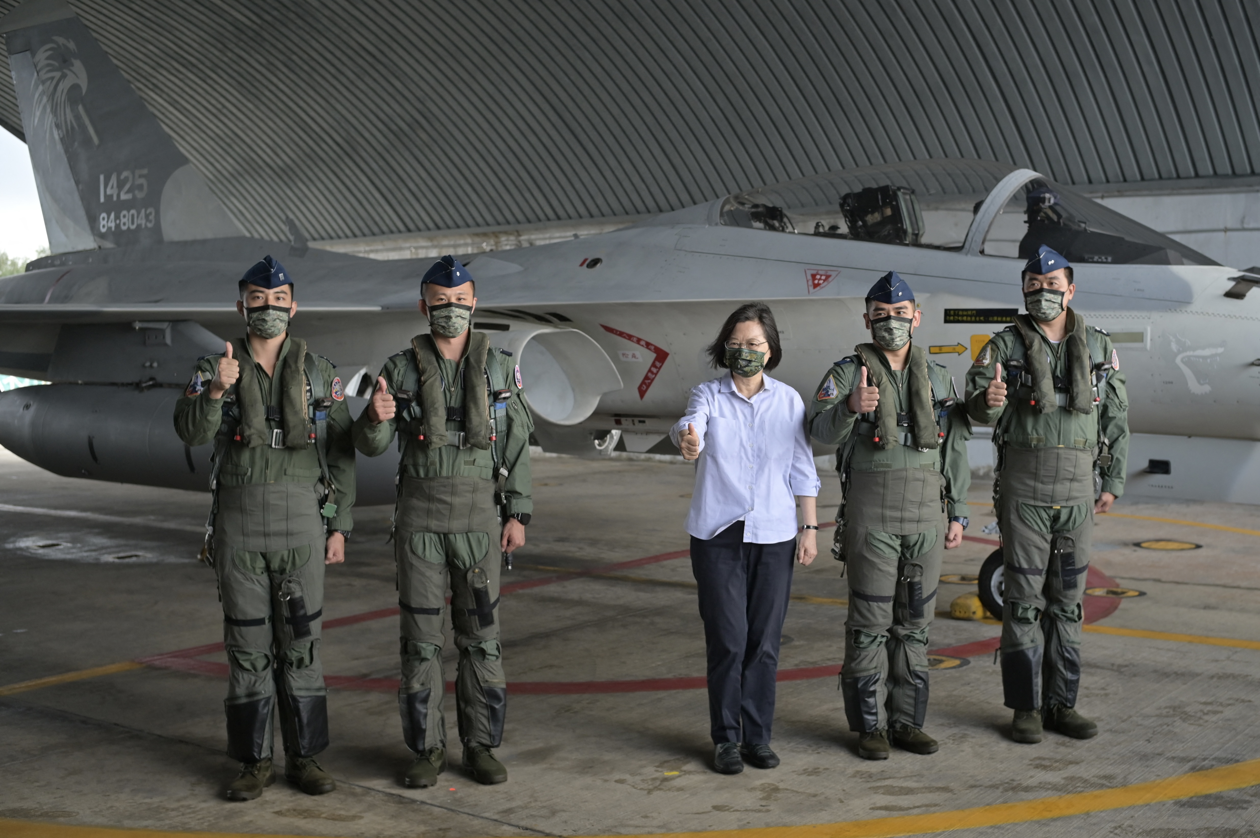 TAIWAN PRESIDENT TSAI ING-WEN VISITED MILITARY TROOPS AMID GROWING THREAT FROM CHINA. PHOTO: SAM YEH/AFP