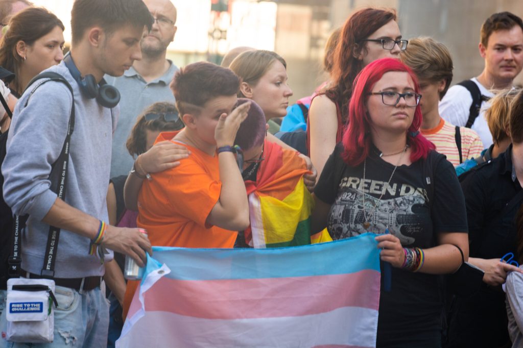 Menschen bei einer Trauerveranstaltung für Malte C. Der trans Mann war am Rande des CSD in Münster get