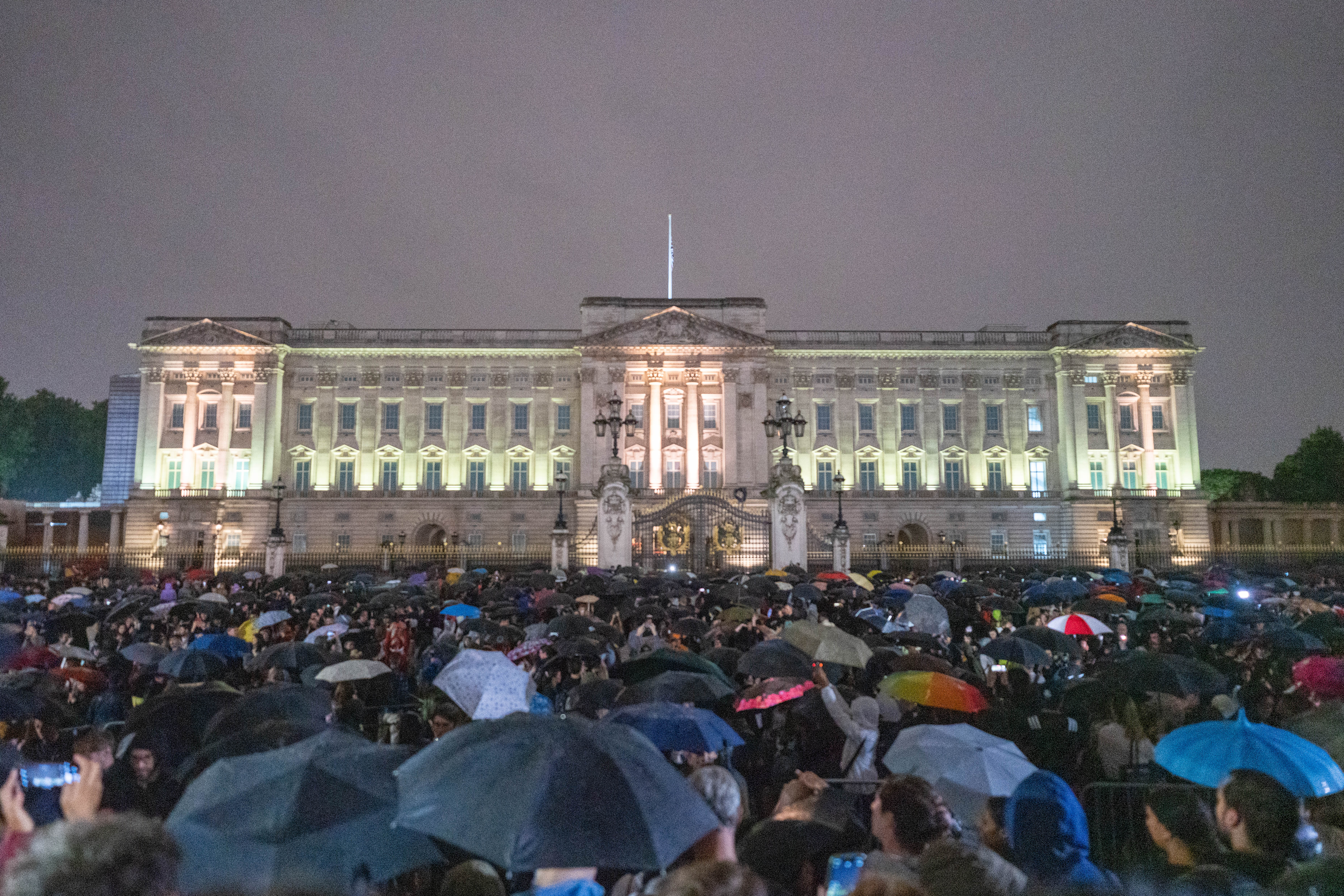 The crowd gathered outside Buckingham Palace on day the Queen died