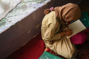 Anak perempuan belajar di sekolah rahasia di Afghanistan. Foto: File/Daniel Leal/AFP via Getty Images