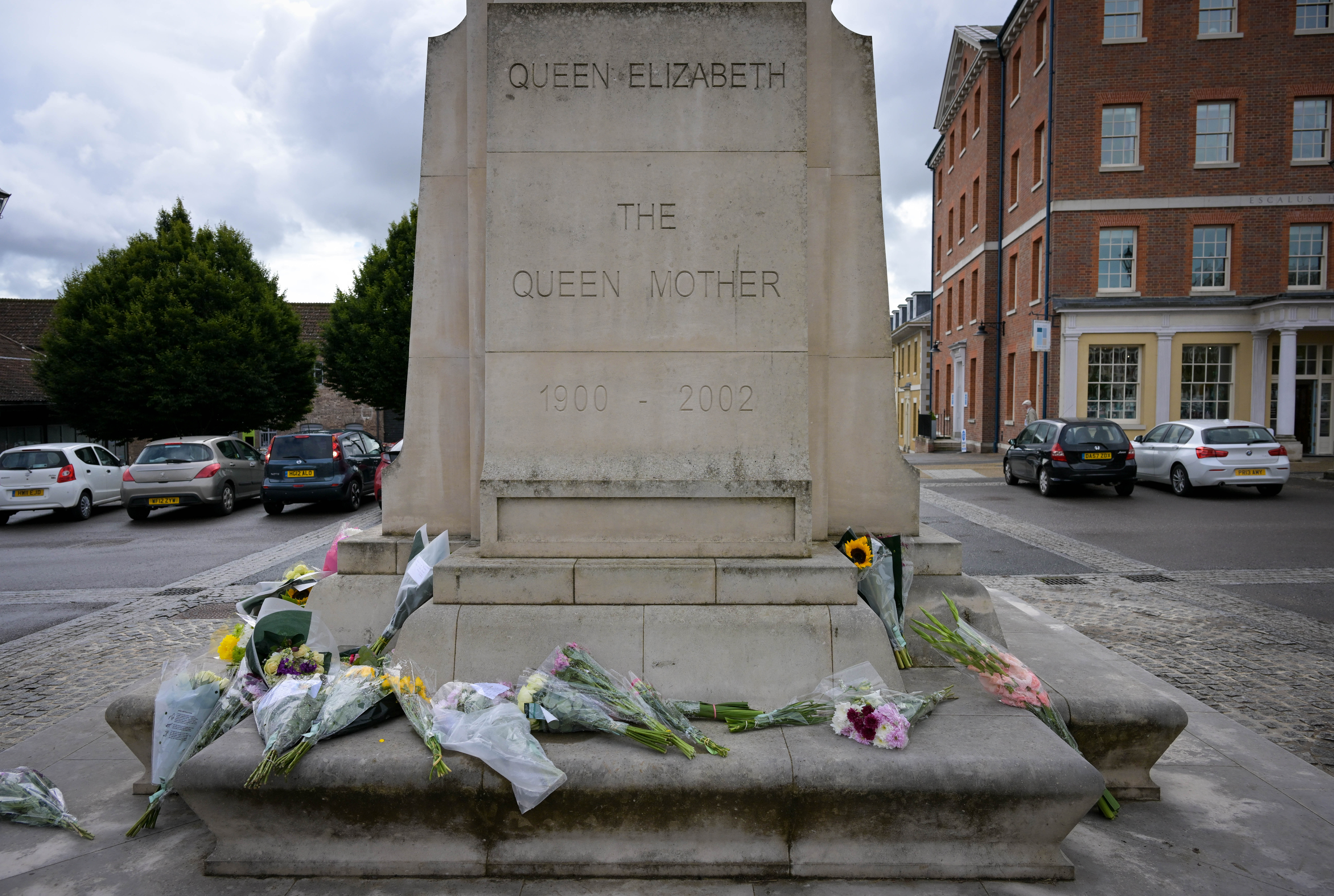 Flowers laid at the statue of the Queen Mother following the death of her daughter, Queen Elizabeth II. Photo: Finnbarr Webster/Getty Images