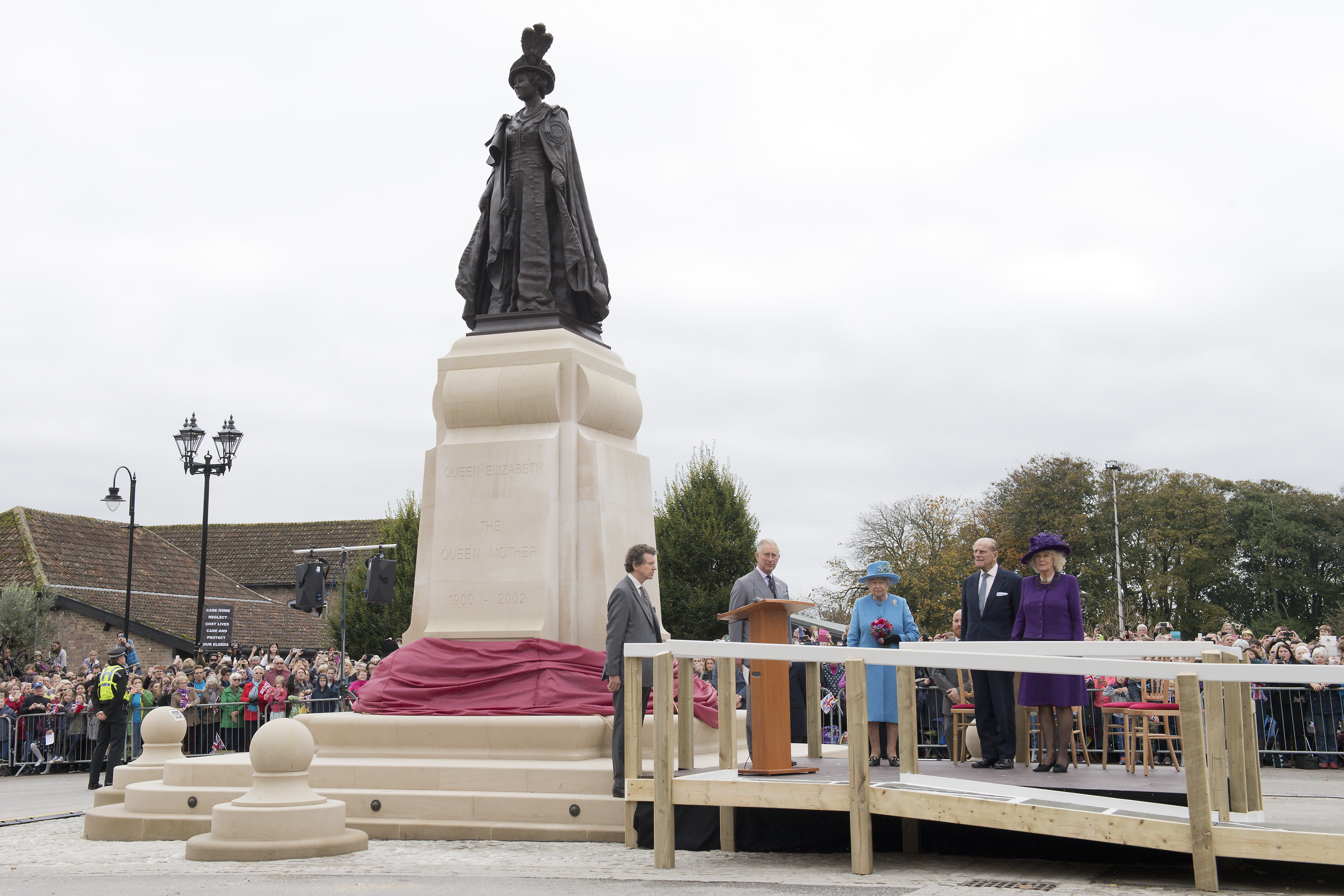 The then Prince Charles, Queen Elizabeth II, the Duke of Edinburgh, and Camilla pictured before the Queen Mother's statue was unveiled in 2016. Photo: Justin Tallis - WPA Pool/Getty Images