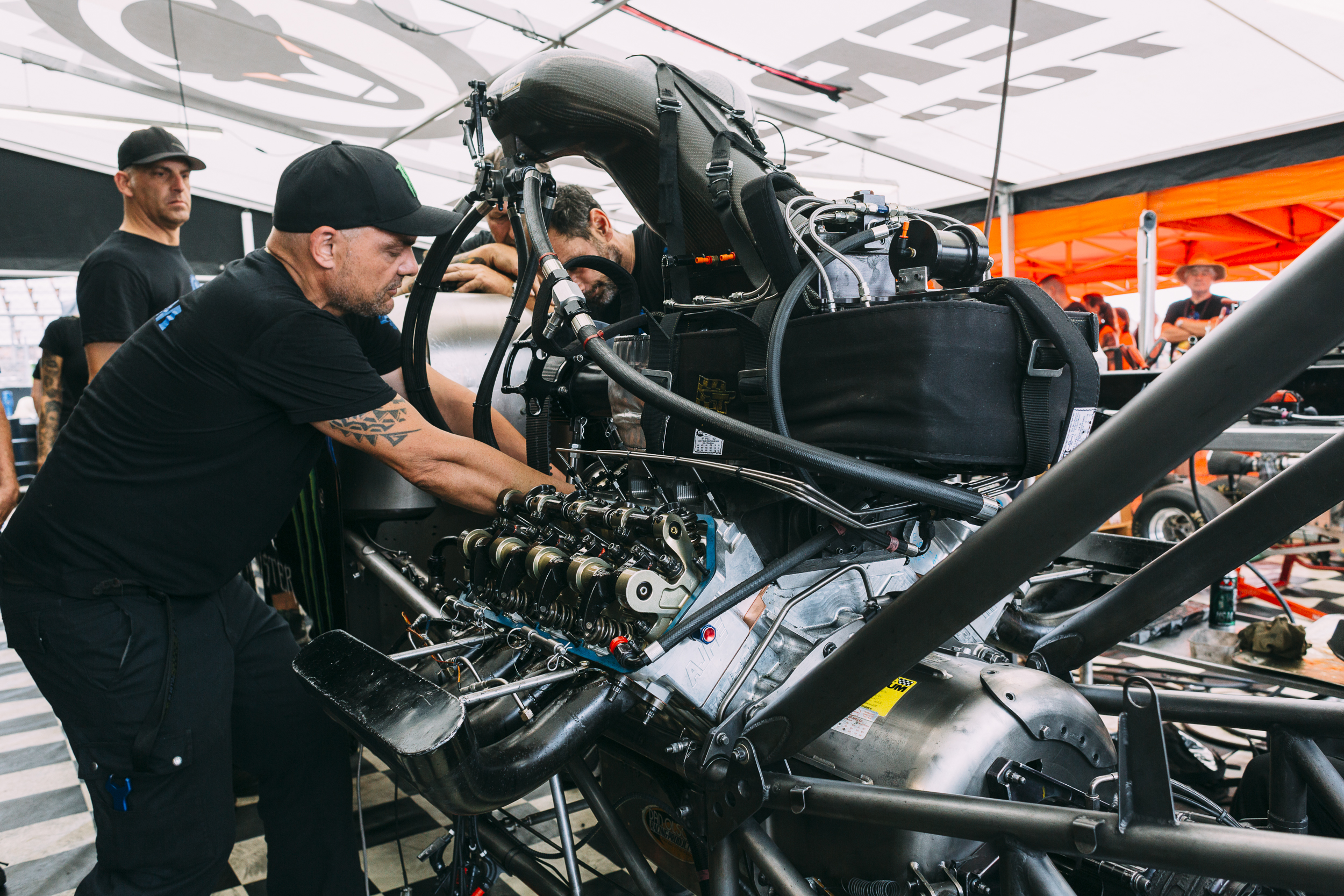 Ein Mann arbeitet an einem Motor. Fotos von den Nitro Olympics