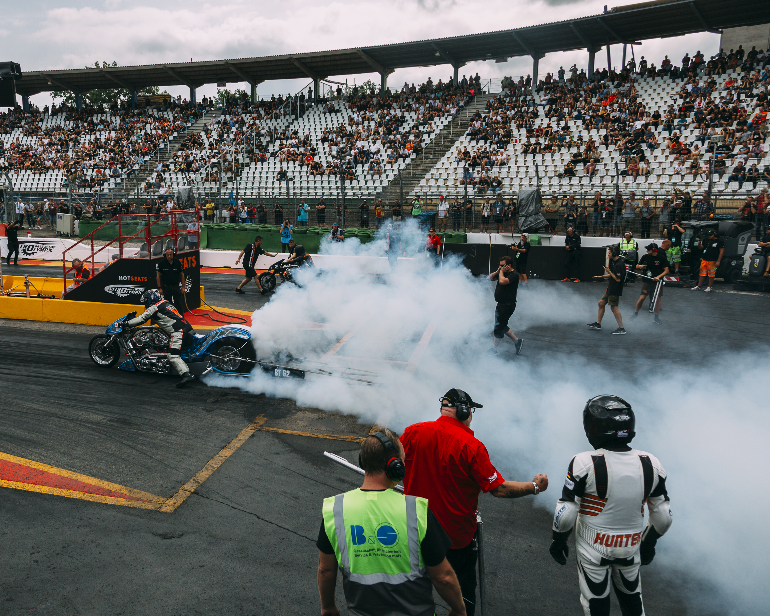 Ein Motorrad macht einen burnout. Fotos von den Nitro Olympics