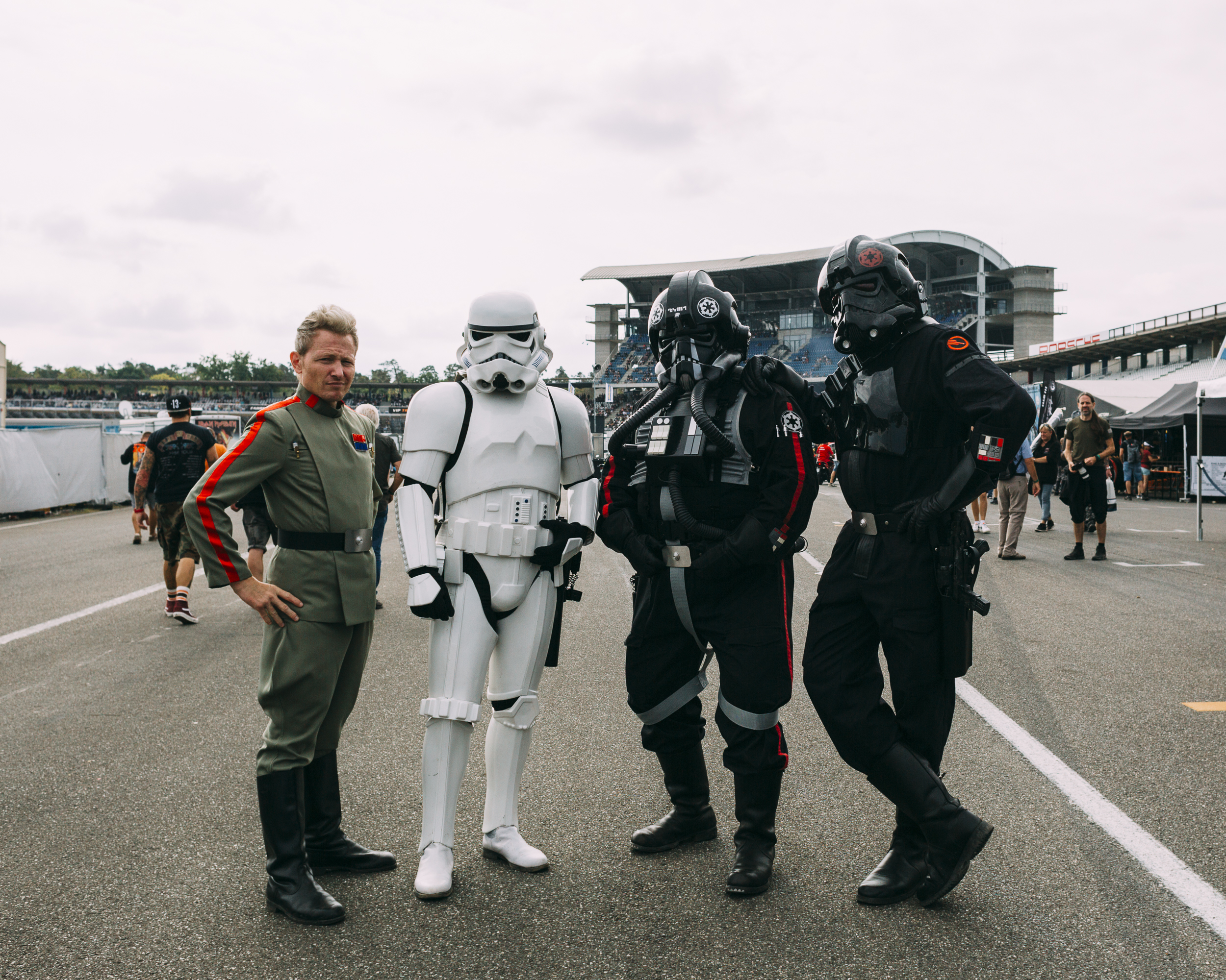 Menschen in Star Wars Cosplay auf einer Rennstrecke. Fotos von den Nitro Olympics