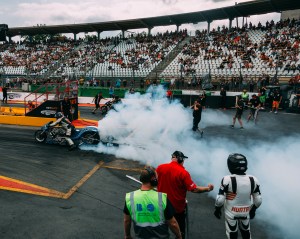 Ein Drag-Motorrad startet bei den NitrOlympX