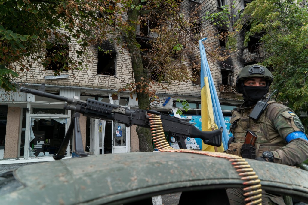 Ukrainian serviceman from 25th Airborne Brigade with machine gun patrolling the street in the liberated city on September 14, 2022 in Izium Ukraine.