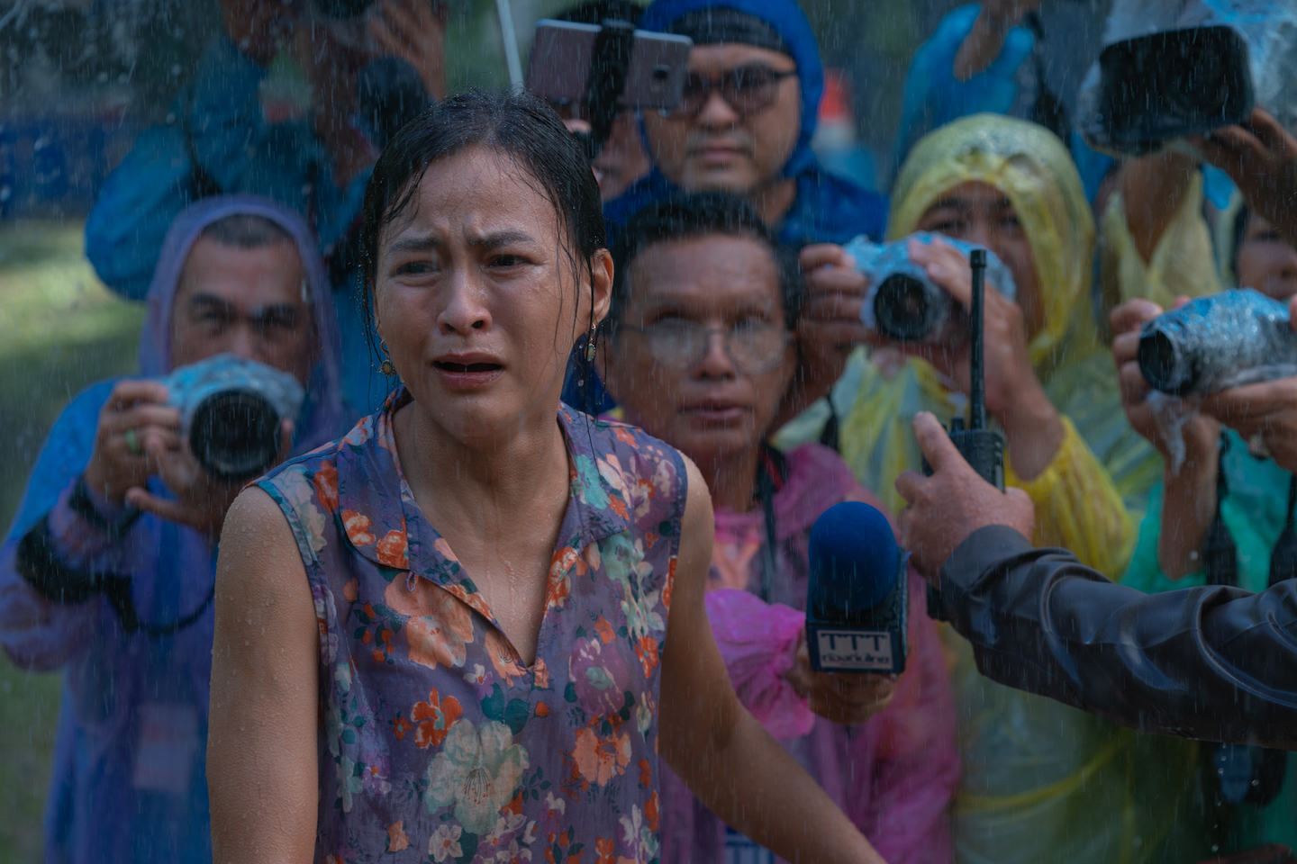 Seorang ibu kalang kabut mencari tahu apakah putranya, Mark, juga terjebak di dalam gua. Foto: Netflix