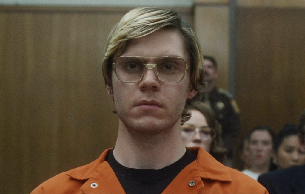 evan peters ca jeffrey dahmer in serialul netflix, serial netflix cu criminali in serie