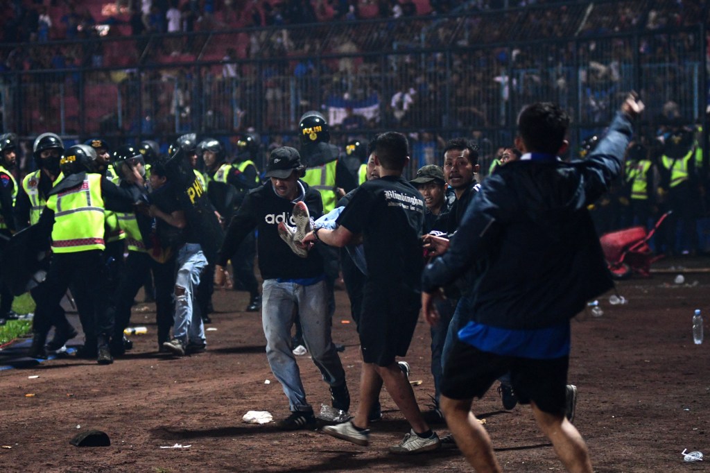 Pemerintah bentuk tim independen pencari fakta tragedi stadion kanjuruhan yang tewaskan 125 suporter Arema