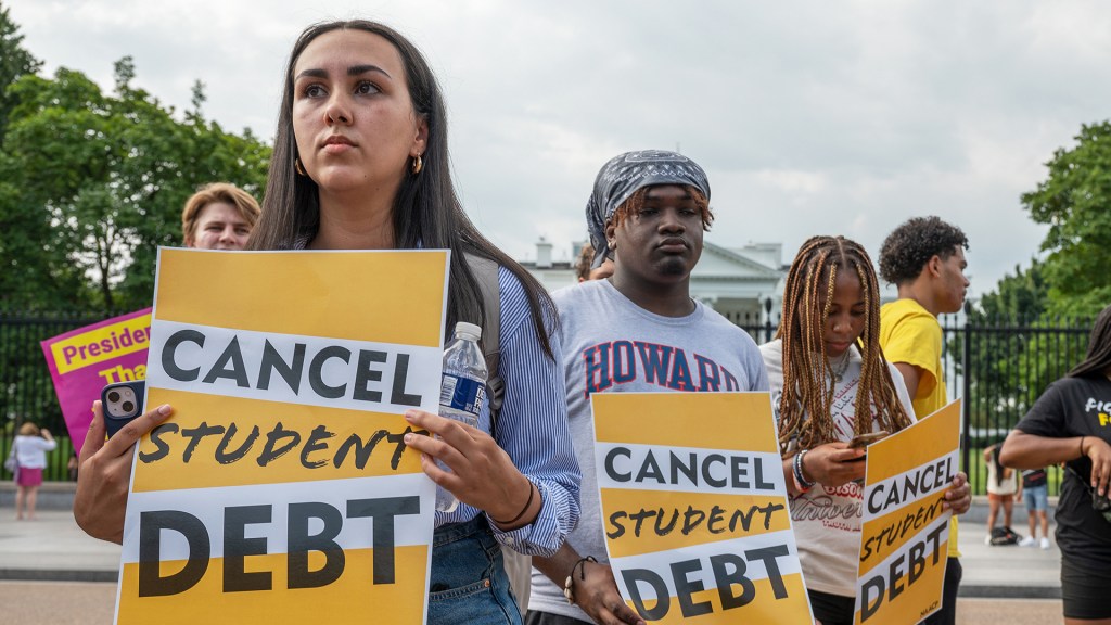 students protesting student loans