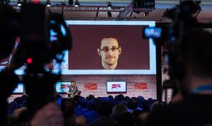 Lanceur d'alerte whistleblower Edward Snowden