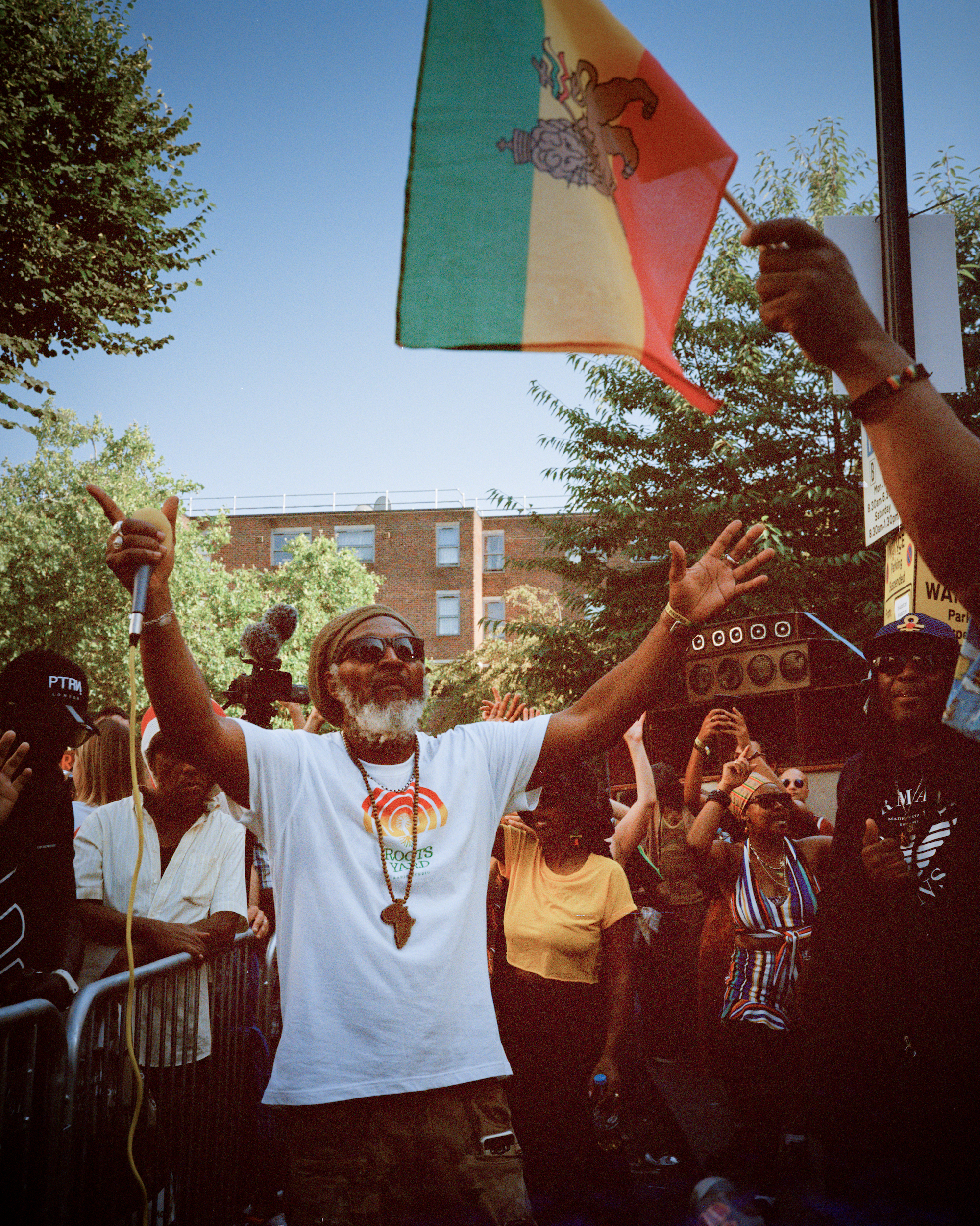 Un rasta lève les mains pendant le carnaval de Notting Hill, photographié par Eddie Otchere.