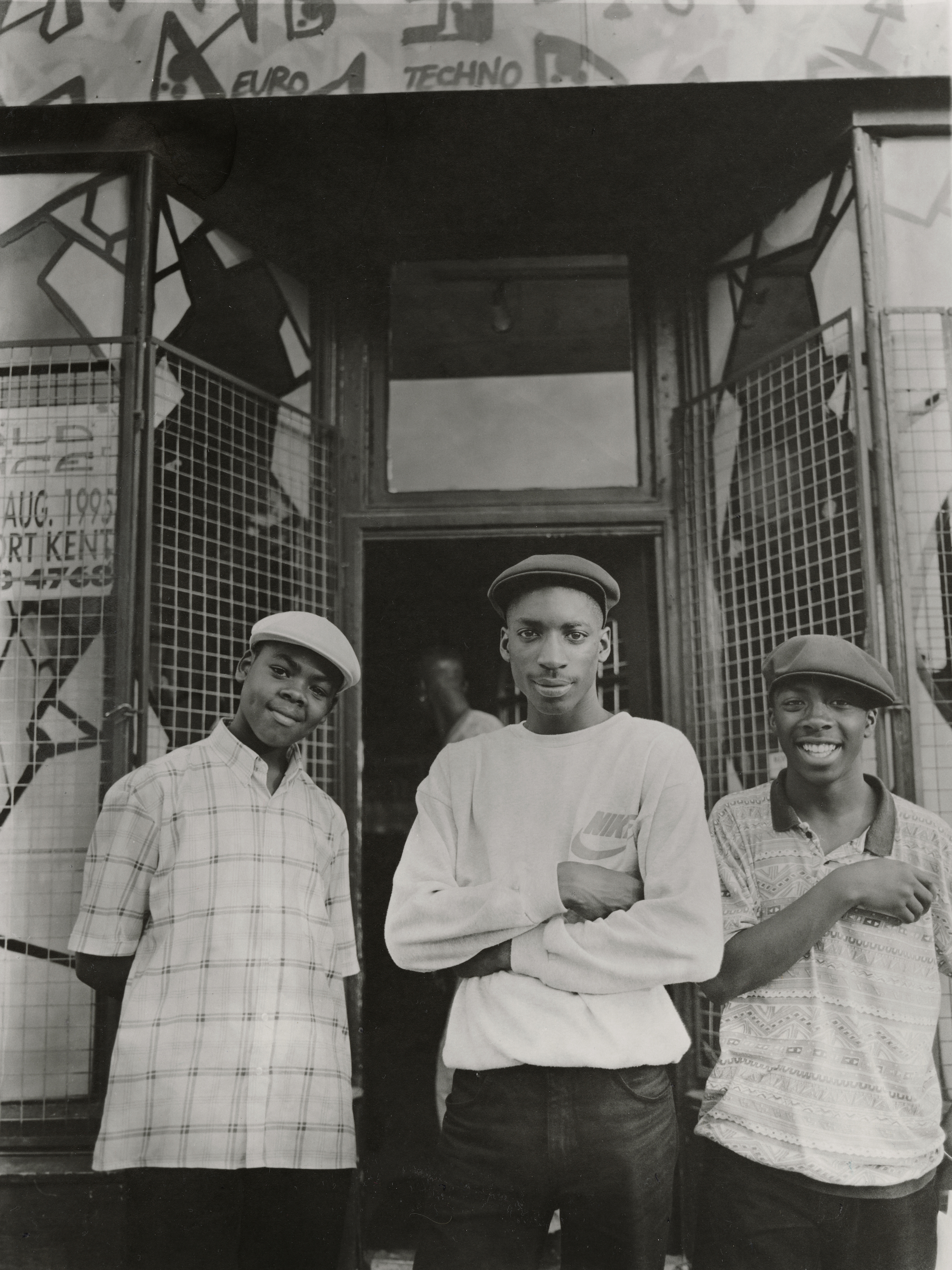 Trois adolescents noirs au Royaume-Uni dans les années 90, photographiés par Eddie Otchere.