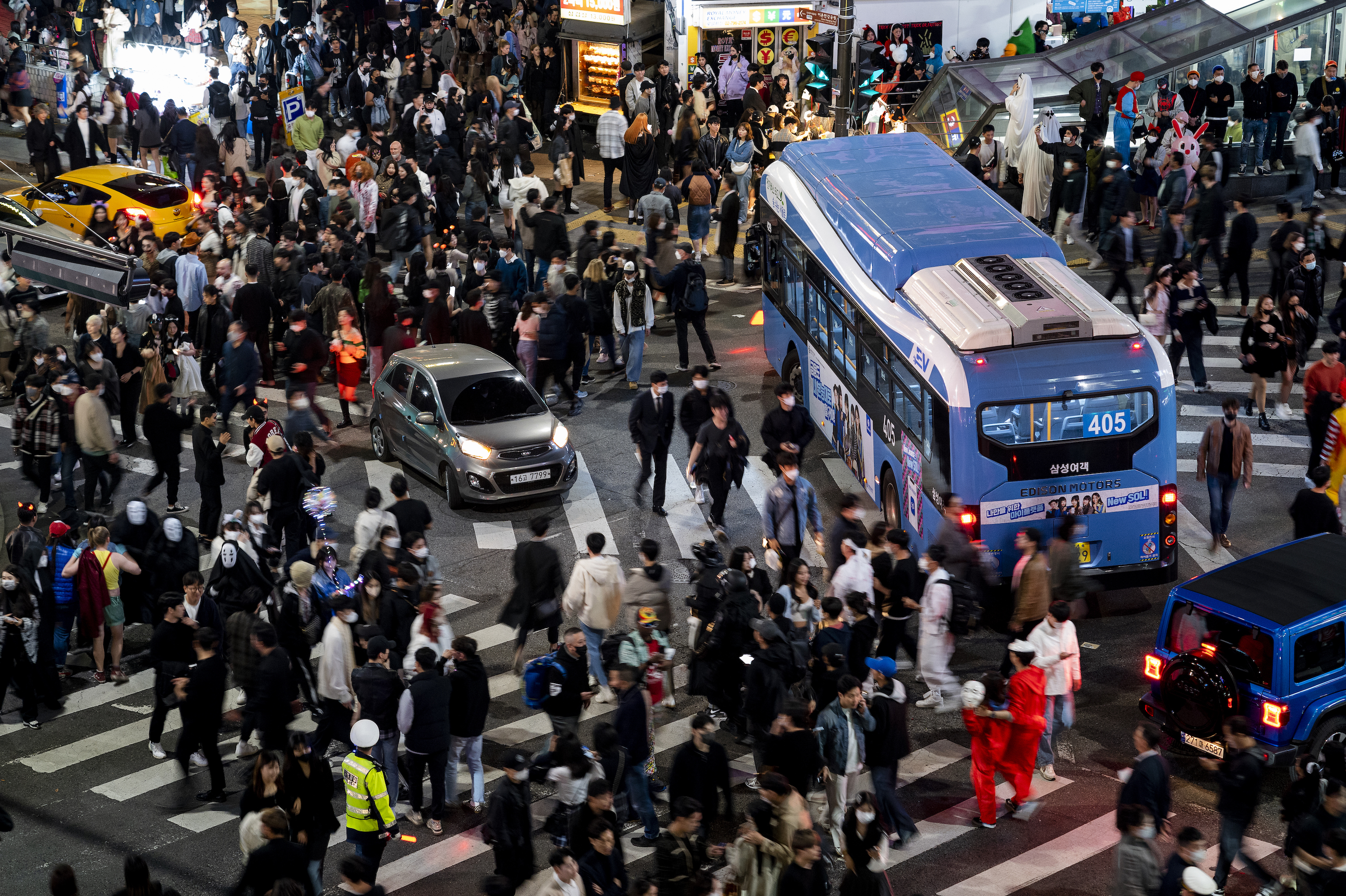 Swelling crowds choked off traffic in the main street of Itaewon. Photo: Baek Yun-beom