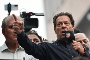 Upaya pembunuhan mantan perdana menteri pakistan imran khan saat konvoi Islamabad