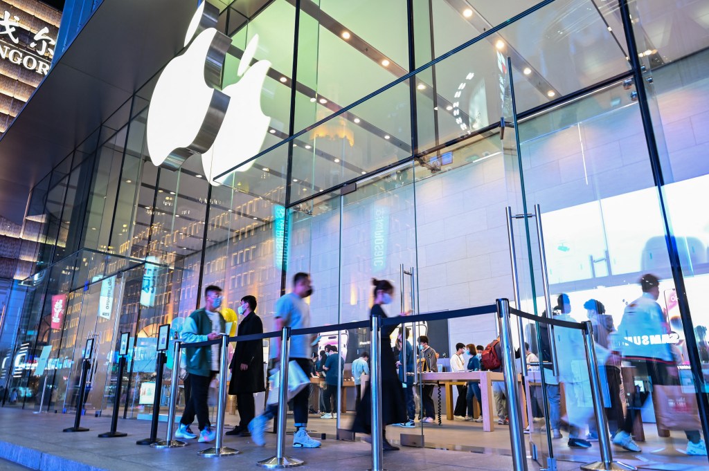 APPLE RESTRICTED USE OF AIRDROP ON IPHONES IN CHINA. PHOTO: HECTOR RETAMAL/AFP​