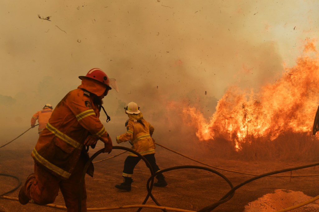 Firefighters face Australia's 2019 bushfire