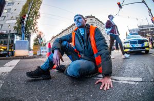 Ein junger Mann hat seine Hand in München auf den Stra