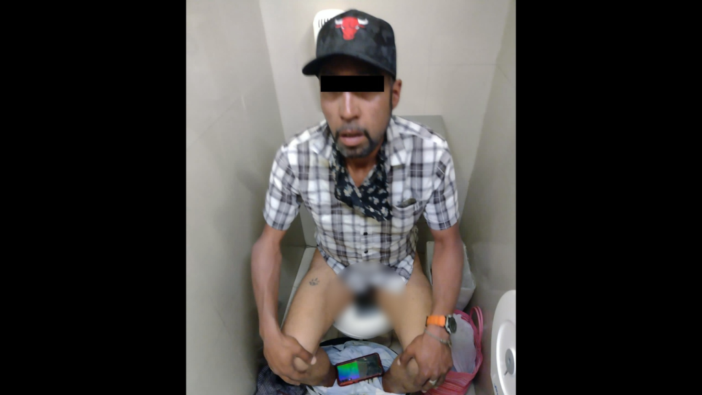 robber-busted-on-toilet-mexico