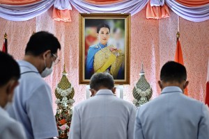 Warga Thailand mendoakan kesembuhan putri sulung Raja Thailand, Bajrakitiyabha Mahidol, di Rumah Sakit Chulalongkorn, Bangkok. Foto: Lillian Suwanrumpha / AFP