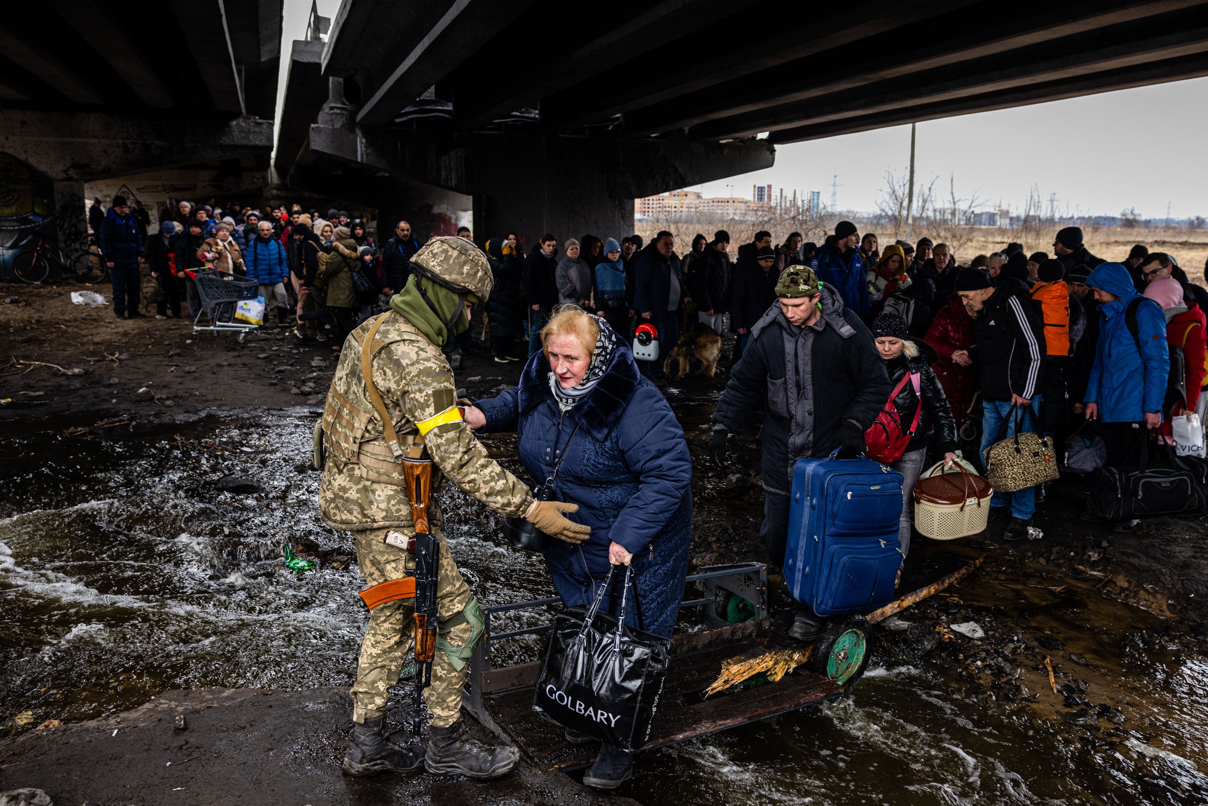 Menschen unter einer breiten Autobrücke