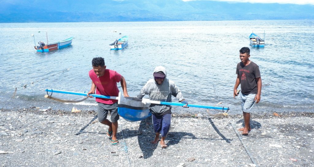 nelayan tuna di tehoru pulau seram maluku tengah berhasil mendapat sertifikat fair trade karena praktik pancing berkelanjutan