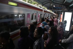 Menhub Budi Karya Sumadi wacanakan tarif KRL dibedakan penghasilan kaya miskin jabodetabek dikritik warga