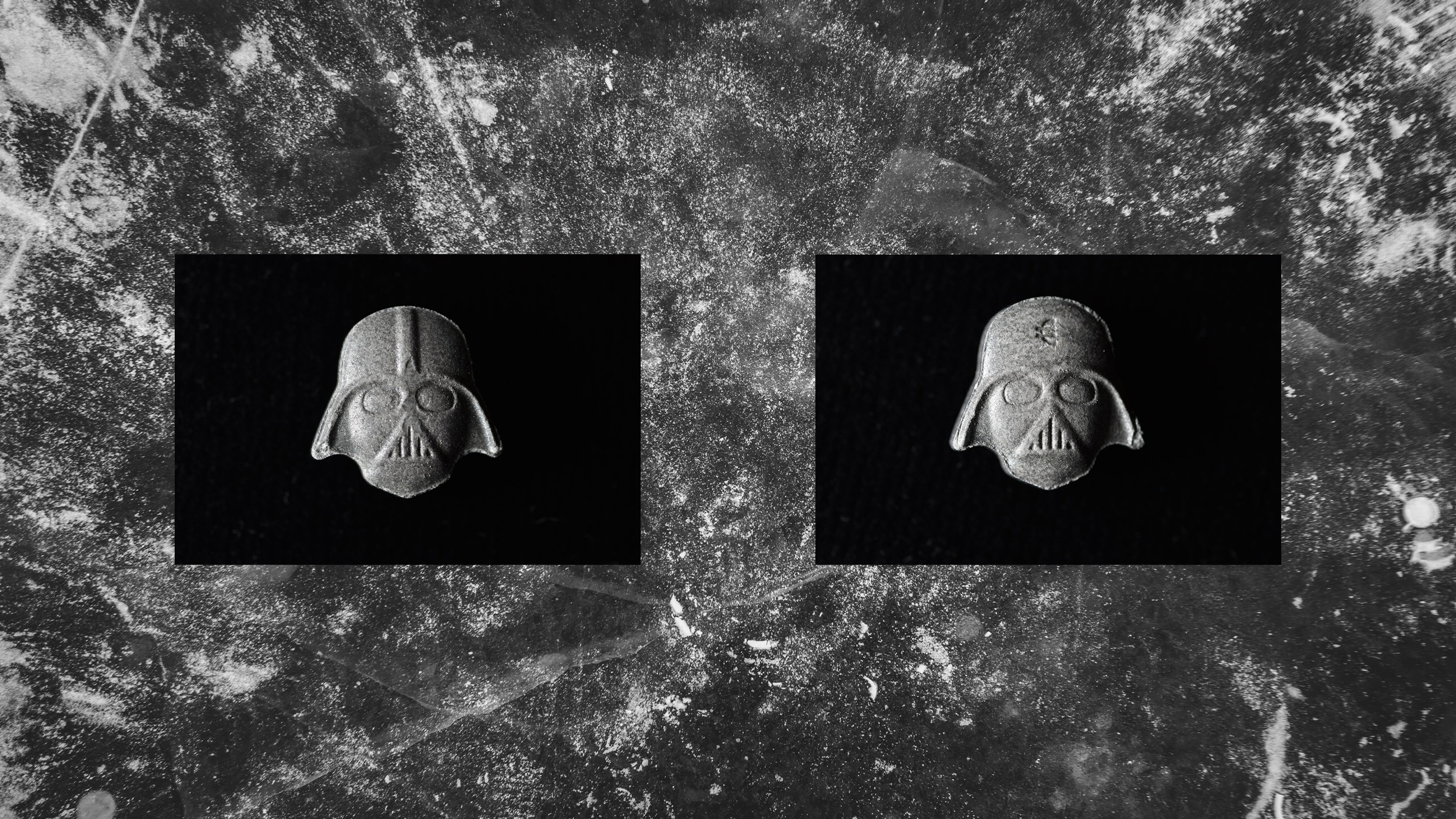 Eine dunkelgraue Pille in Form der Darth-Vader-Maske vor dunkelgrauem Hintergrund