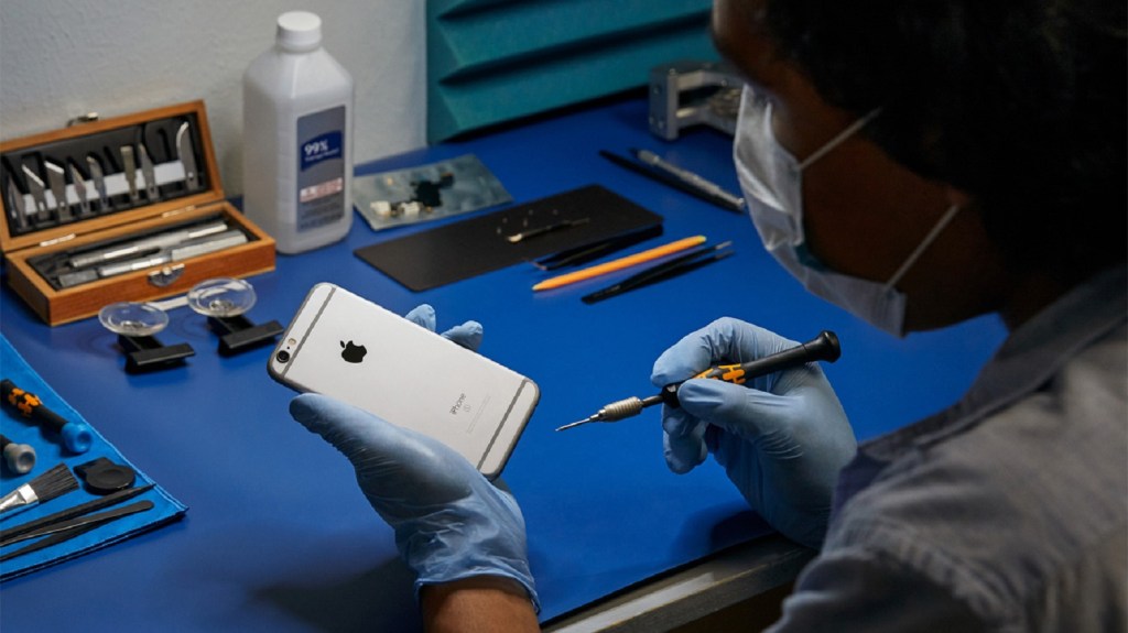 apple_repair-service-expansion_iphone-repair_07072020