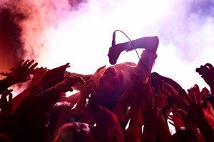 Sejarah stage diving dan crowd surfing di konser rock