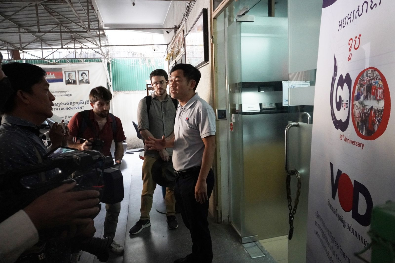 Ith Sothoeuth, media director at the Cambodian Center for Independent Media, addressing reporters on Monday morning. Photos: Hean Rangsey/VOD​