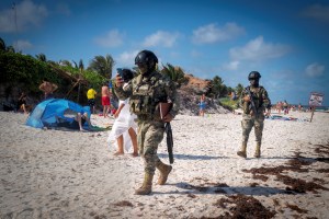 Pasukan keamanan berpatroli di sekitar pantai Tulum, Meksiko, pada 8 April 2021. (Foto: Ilan Deutsch/Paris Match via Getty Images)