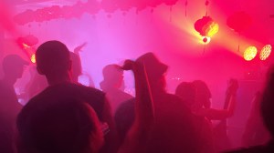 Rave festival feest nachtleven clubben club muziek dans therapie dansen raver vrijhei beweging energie