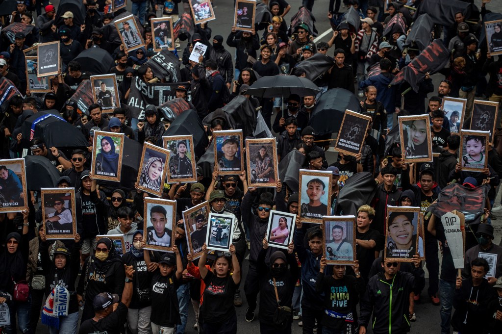 Football fans attend a rally in Malang on November 10, 2022, after a deadly stampede at Kanjuruhan Stadium claimed 135 lives. Months later, Indonesian police have continued to use tear gas against football fans. Photo: JUNI KRISWANTO / AFP