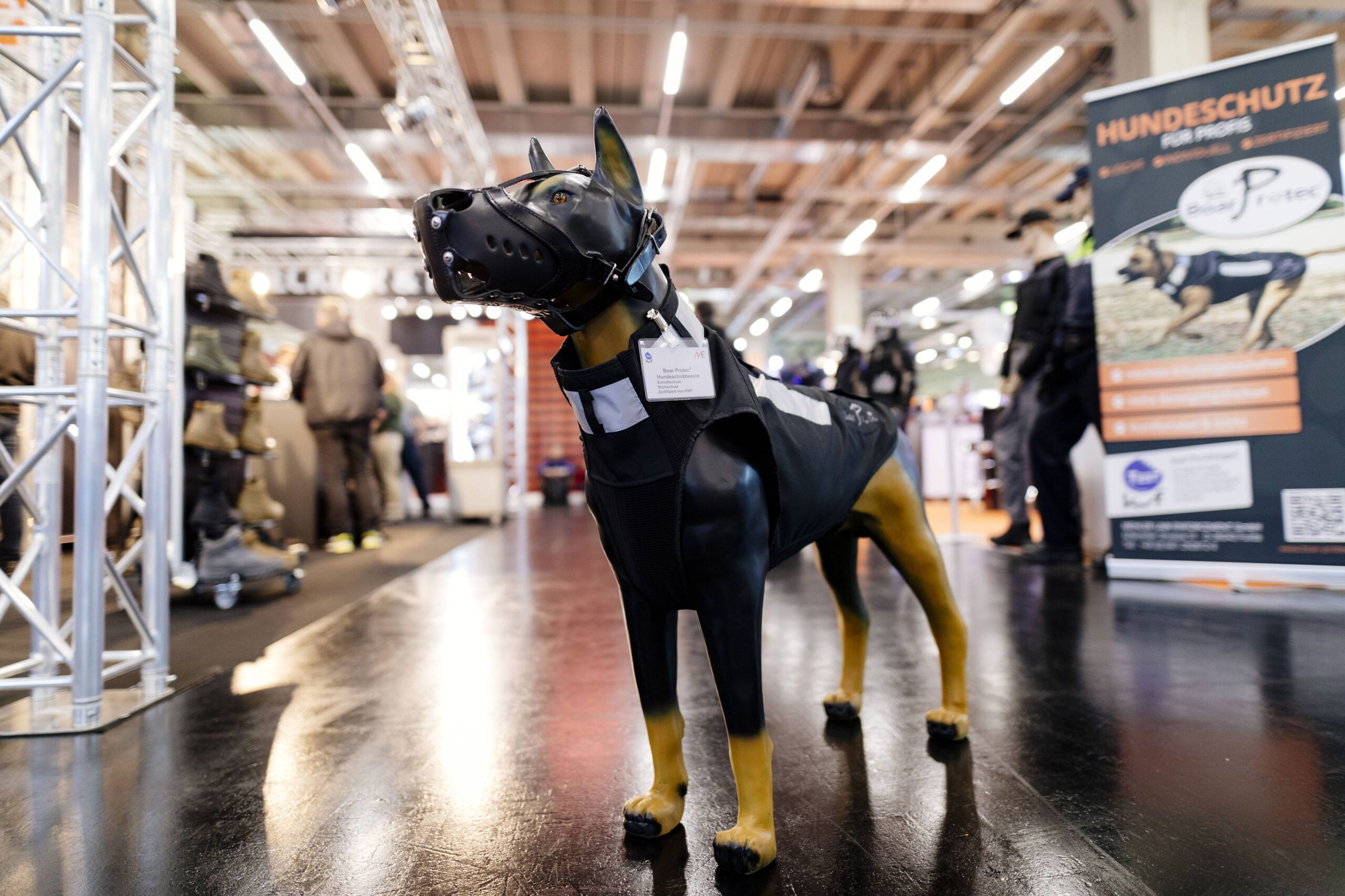 Ein Polizeihund aus Plastik trägt einen riesigen schwarzen Maulkorb.