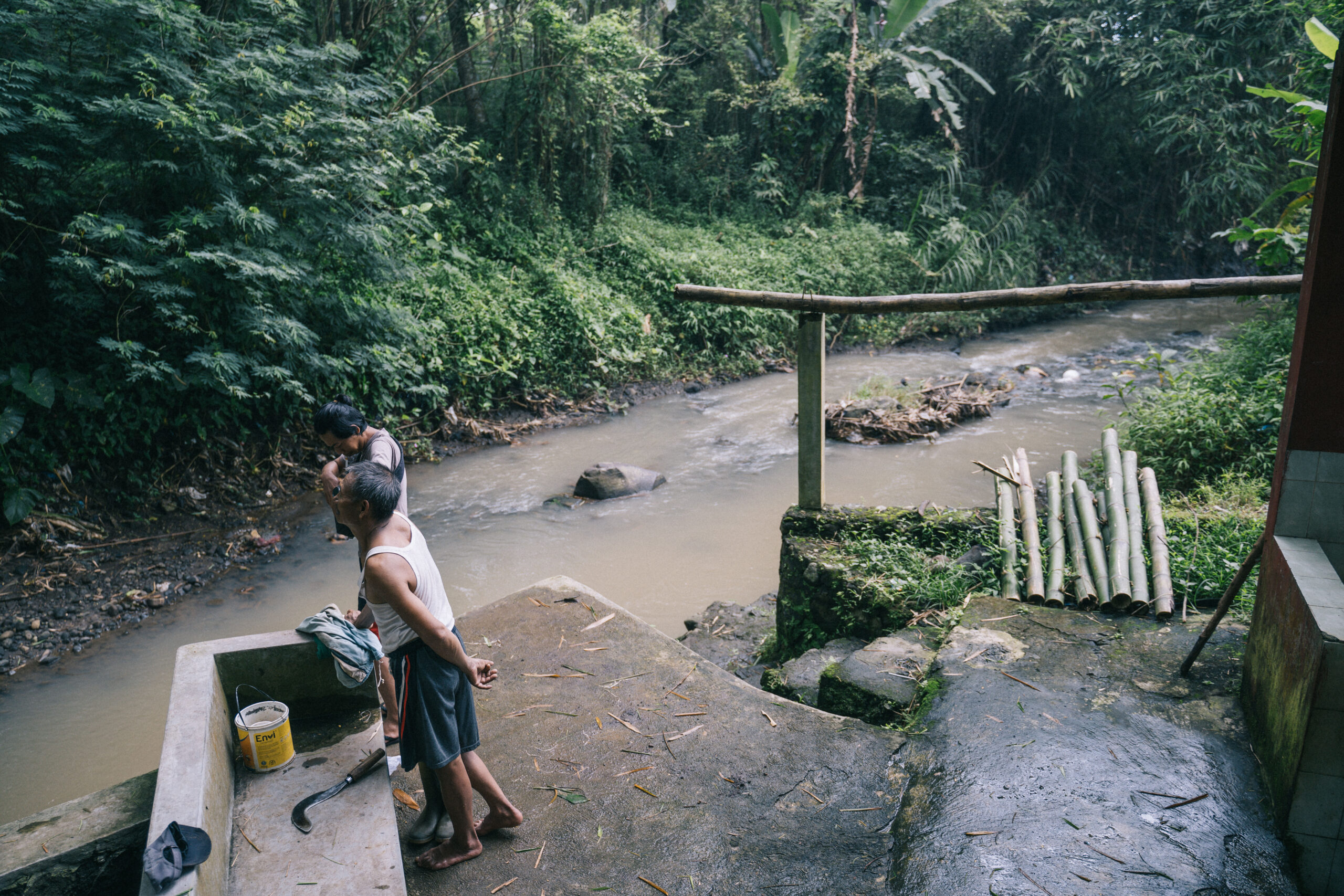 Area pemandian umum Sungai Grogolyudan yang bersebelahan langsung dengan sungai